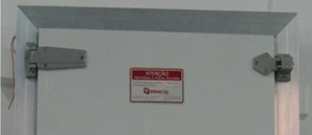 Porta frigorífica giratória